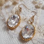 BO Gouden oorbellen met Swarovski kristallen gezet in gouden cabochons met 14 karaat gouden oorhaken.